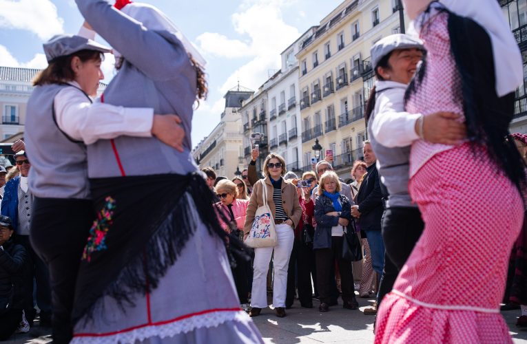 Centenares de madrileños y visitantes se suman al pasacalles más castizo de las Fiestas de San Isidro