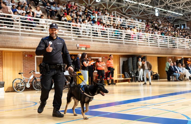 Las unidades caninas de la Policía Municipal de varios municipios de la región dan a conocer su labor ante más de 500 alumnos de Pozuelo