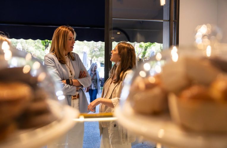 La alcaldesa da la bienvenida a Pozuelo a la pastelería Balbisiana