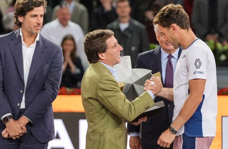 Almeida entrega el trofeo del Mutua Madrid Open a Casper Ruud