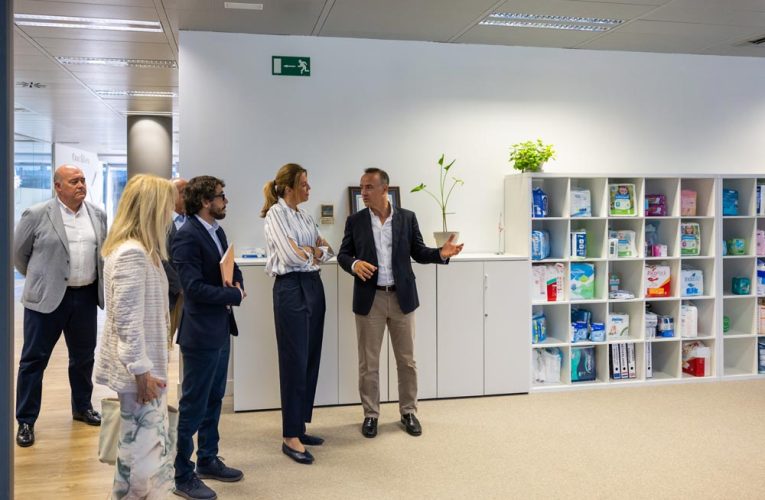 La alcaldesa visita la sede del laboratorio INDAS instalada en Pozuelo con motivo de su 75 aniversario