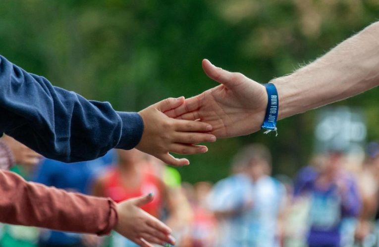 La Comunidad de Madrid participa en una carrera solidaria intergeneracional para visibilizar la soledad de los mayores