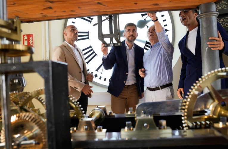 La Comunidad de Madrid retrasa una hora el reloj de la Puerta del Sol para conmemorar el Día de Canarias