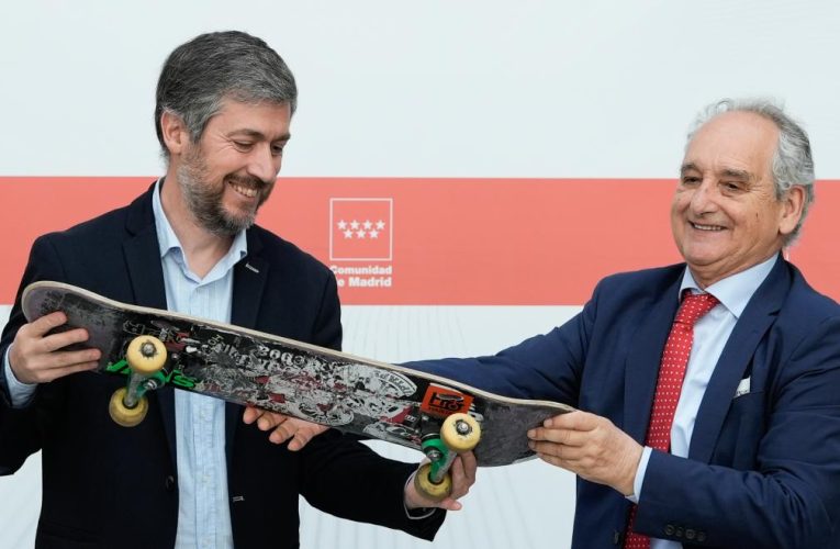 La Comunidad de Madrid recibe el monopatín de Ignacio Echeverría para exponerlo en el futuro Centro Memorial de Víctimas del Terrorismo