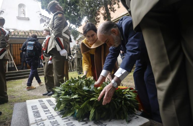 Díaz Ayuso, en la ofrenda floral a los Héroes del 2 de Mayo: “A todos los que dieron su vida por la libertad y la soberanía del pueblo español”
