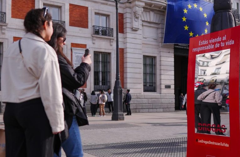 La Comunidad de Madrid reparte 1.700 carteles-espejo para concienciar a la juventud sobre el efecto nocivo de las drogas