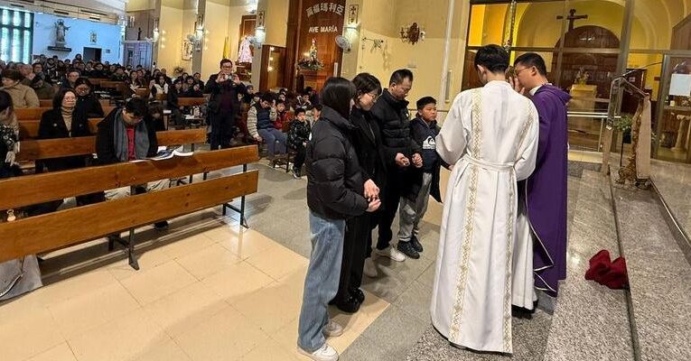 Archidiocesis de Madrid – El Padre Andrés, vicario parroquial de Nuestra Señora de la Soledad y Transfiguración del Señor, ante la Misa Jubilar para la comunidad china: «Siempre es una alegría compartir y rezar por lo que nos une»
