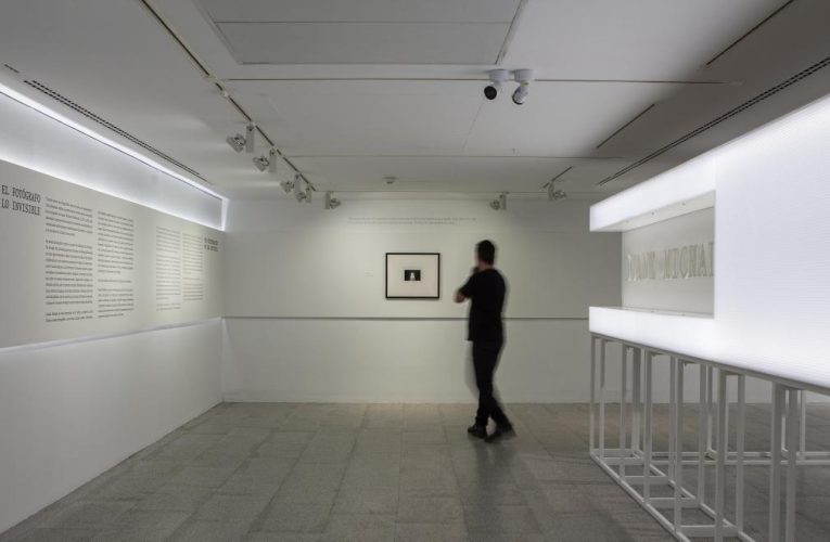 La Comunidad de Madrid recoge seis décadas de trabajo de Duane Michals, pionero de la fotografía conceptual