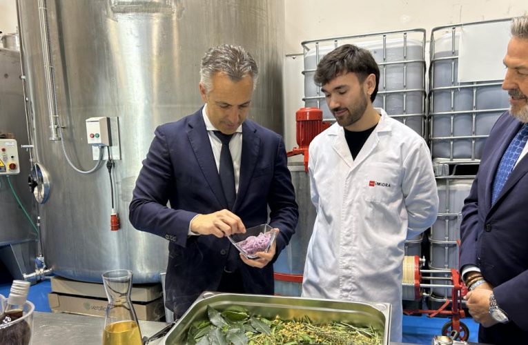 La Comunidad de Madrid presenta un vermú ahumado a base de caramelos de violetas elaborado por el IMIDRA