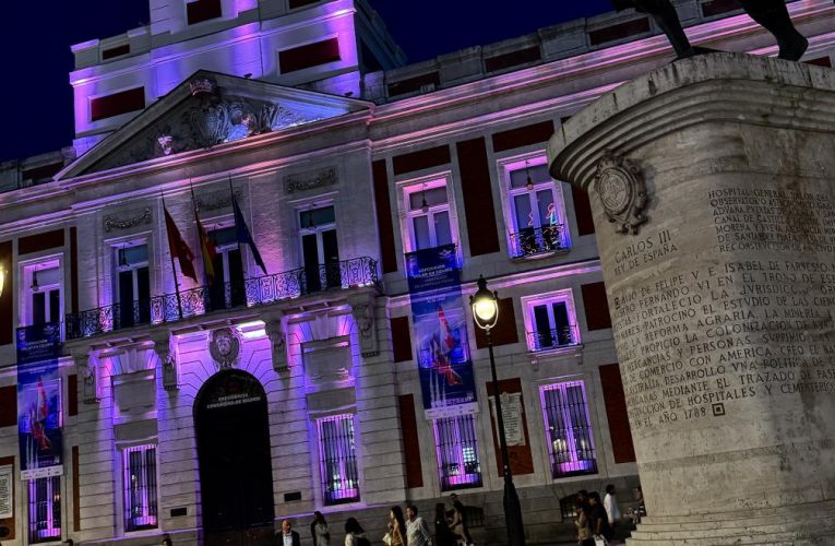La Comunidad de Madrid ilumina de rosa coral la fachada de la Real Casa de Correos por el primer Día Mundial de la Esofagitis Eosinofílica