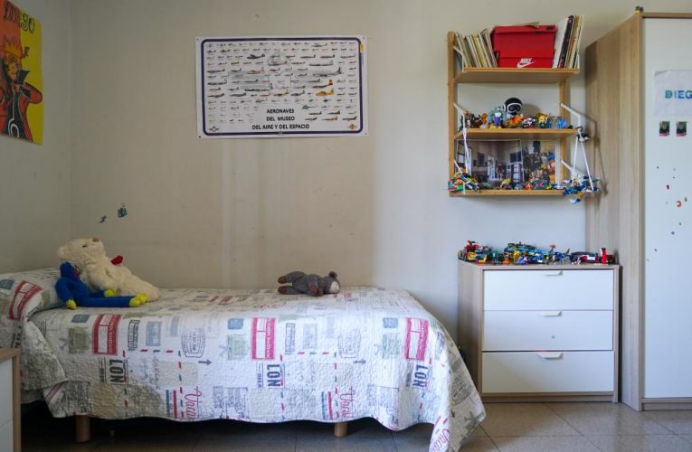 Díaz Ayuso anuncia un nuevo plan integral de acogimiento familiar para que los menores tutelados crezcan en un hogar hasta los 21 años