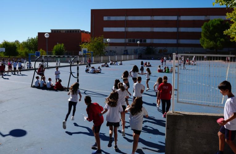 Díaz Ayuso anuncia que la Comunidad de Madrid abrirá los patios y las bibliotecas de los colegios públicos por las tardes desde el próximo curso 2025/26