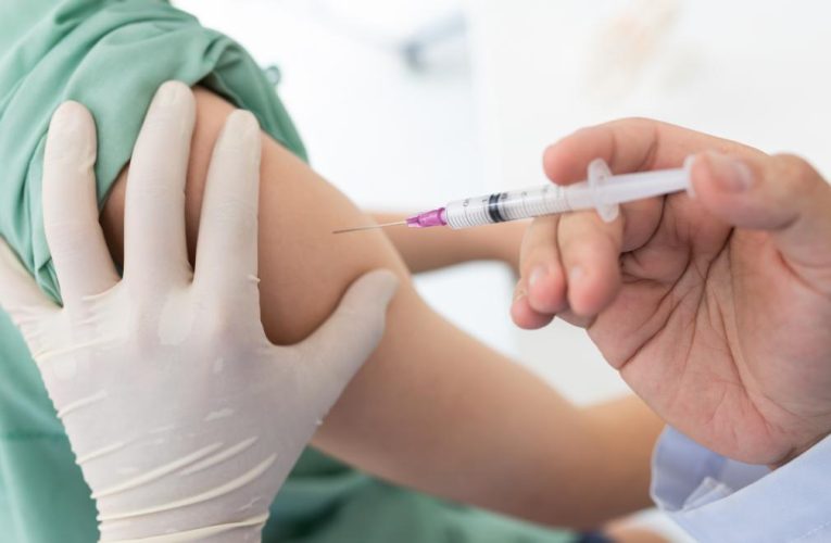 La Comunidad de Madrid comprará 100.000 vacunas contra la bronquiolitis y neumonía en mayores y adultos vulnerables