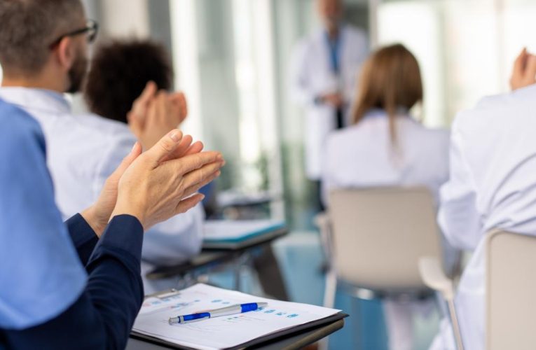 La Comunidad de Madrid, primera de España en adjudicar todas sus plazas formativas para futuros médicos de su sanidad pública