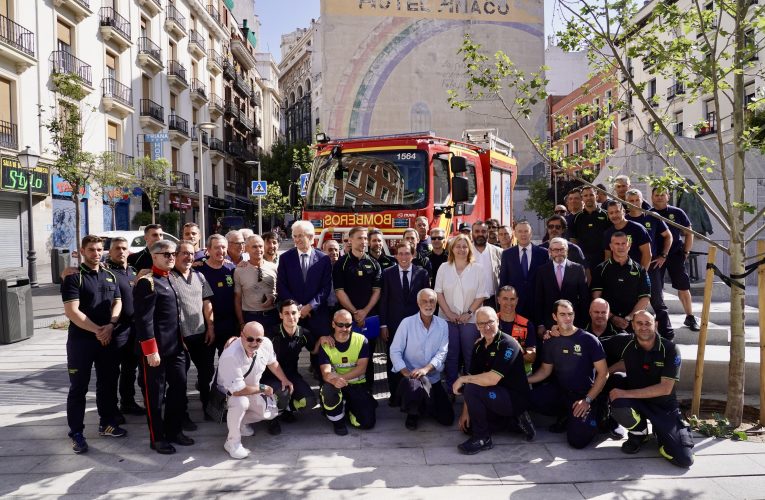 El Ayuntamiento homenajea a los bomberos madrileños instalando un conjunto escultórico en su honor en la renovada plaza del Carmen