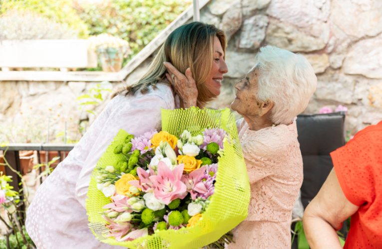 La alcaldesa de Pozuelo felicita a la vecina María Petra Cano en su 100 cumpleaños