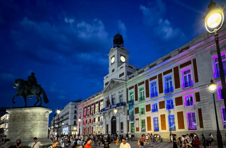 La Comunidad de Madrid ilumina la Real Casa de Correos con la bandera arcoíris para conmemorar el Día Internacional del Orgullo LGTBI