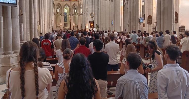 Archidiocesis de Madrid – El cardenal Cobo preside el último ‘Velad y Orad’ de los jóvenes del curso: «Somos enviados; Dios te da la paz y dice “me fío de ti”»