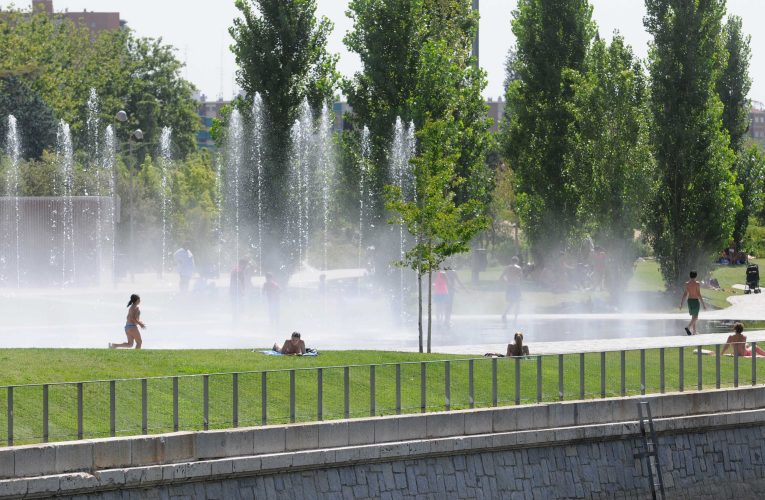 Iniciativas contra el calor: piscinas ya operativas, opciones culturales a resguardo, toldos en Sol y refuerzos sociales para personas vulnerables