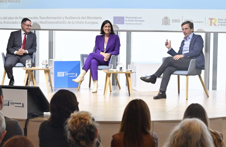 Almeida comparte en Santander los proyectos de innovación en políticas sociales del Ayuntamiento
