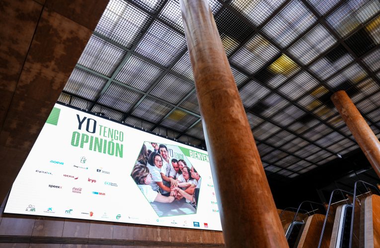 Almeida entrega el premio a Down Madrid, mejor equipo del debate de jóvenes con discapacidad intelectual en la final de Yo tengo opinión