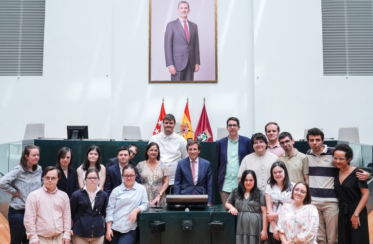 Almeida muestra el apoyo de la ciudad a los equipos madrileños que participarán en la liga de debate ‘Yo tengo opinión’
