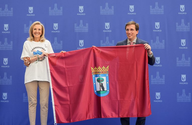 Almeida entrega la bandera de Madrid a los Corredores Solidarios que han visibilizado la ELA