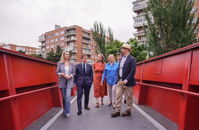 Almeida estrena la nueva pasarela peatonal que conecta Salamanca con Chamartín sobre la A-2 a la altura de la avenida de Bruselas