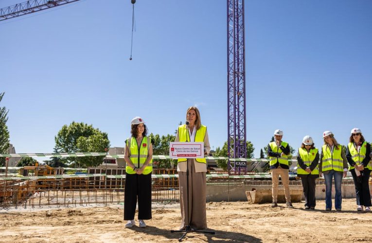 La presidenta de la Comunidad de Madrid y la alcaldesa de Pozuelo visitan las obras del nuevo centro de salud de la ciudad