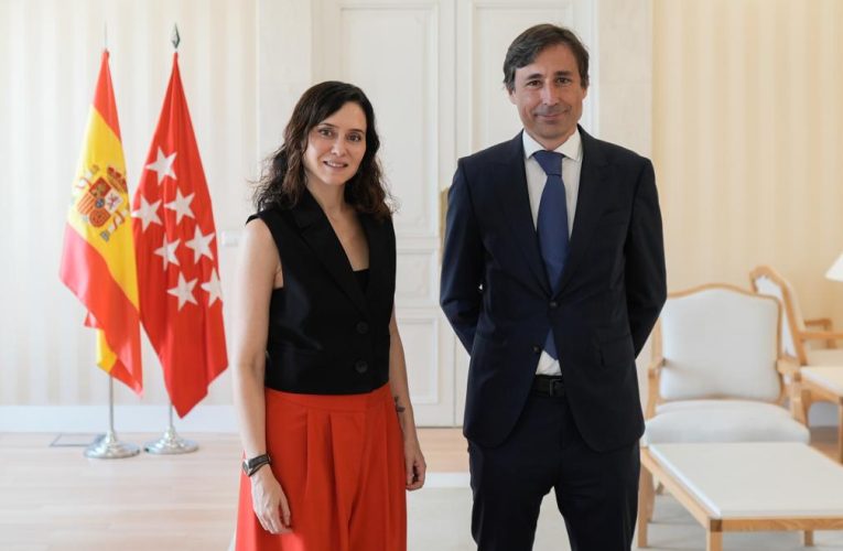 La Comunidad de Madrid formará en Inteligencia Artificial generativa a 170.000 empleados públicos con la herramienta Copilot Chat de Microsoft