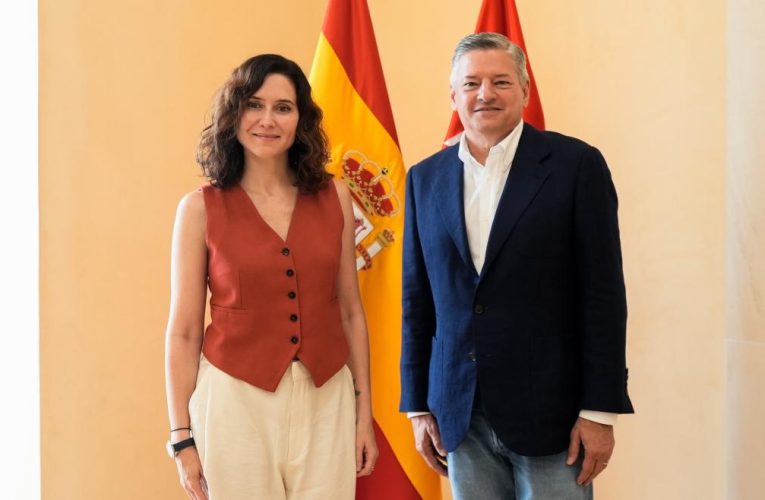Díaz Ayuso recibe al CO-CEO de Netflix, Ted Sarandos, en el décimo aniversario de su sede en la Comunidad de Madrid