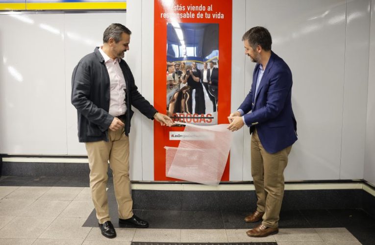 La Comunidad de Madrid instala 200 carteles-espejo en 100 estaciones de Metro para concienciar a los usuarios de los efectos nocivos de las drogas