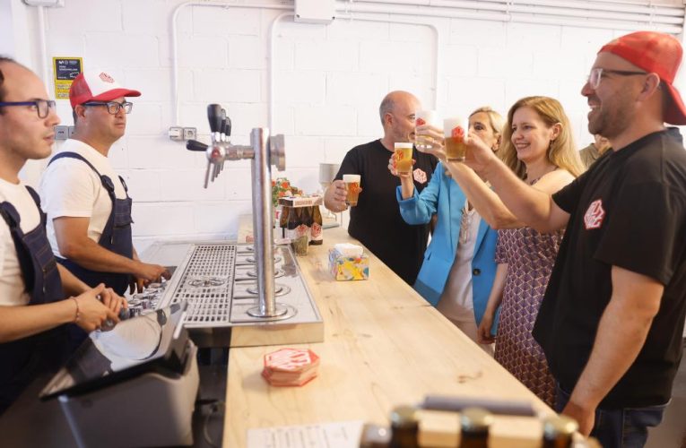 La Comunidad de Madrid, en la fábrica de la cerveza Capaz, la primera elaborada en España por personas con discapacidad intelectual