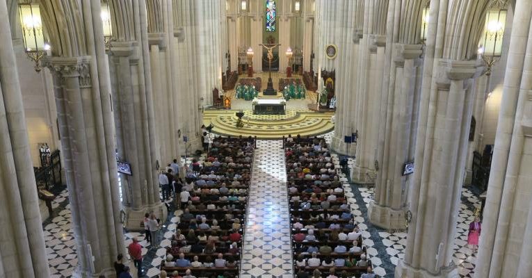 Archidiocesis de Madrid – La Comunidad de Sant’Egidio participa en la Misa Jubilar en la Vigilia de Pentecostés junto a la Iglesia que camina en Madrid «para recibir el don del Espíritu Santo y poder ser comunicadores de esperanza y constructores de paz»