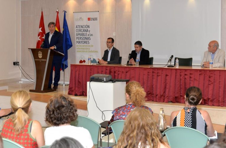 La Comunidad de Madrid inicia una formación especializada a empleados públicos para reforzar la atención a los mayores