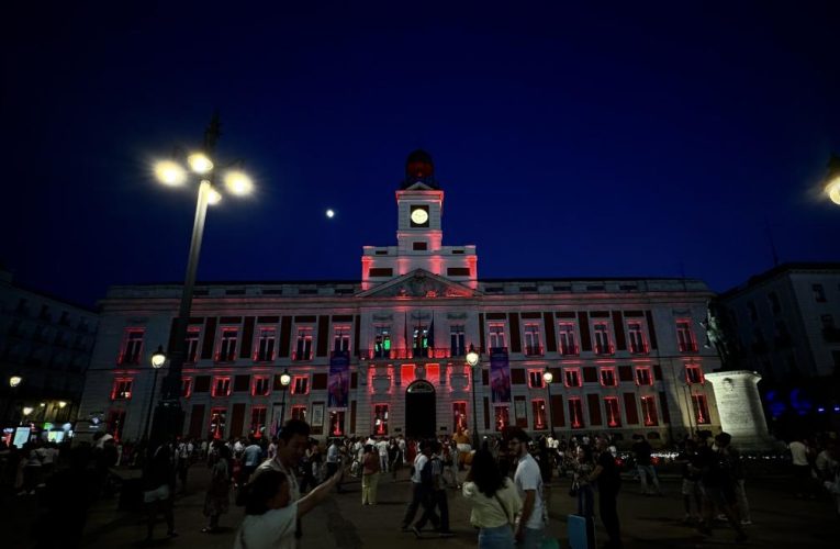 La Comunidad de Madrid ilumina de rojo la fachada de la Real Casa de Correos por el Día Mundial de la Hemocromatosis