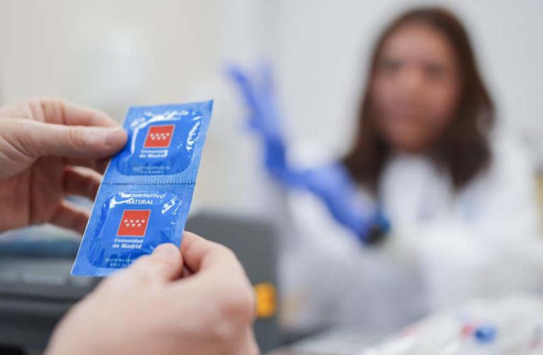 La Comunidad de Madrid multiplica por diez las mesas informativas para prevenir infecciones de transmisión sexual en el Orgullo 2025
