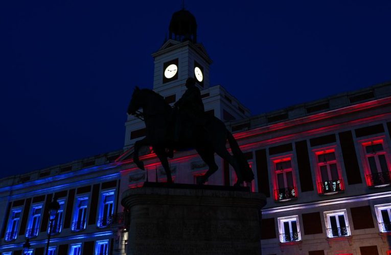 La Comunidad de Madrid ilumina con los colores de la bandera de EEUU la fachada de la Real Casa de Correos para conmemorar el 4 de julio
