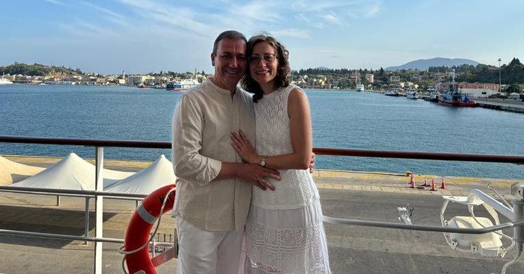 Archidiocesis de Madrid – De novios en la primera macroboda de San Sebastián a tutores de parejas en la segunda: «Queríamos devolver todo lo que habíamos recibido»