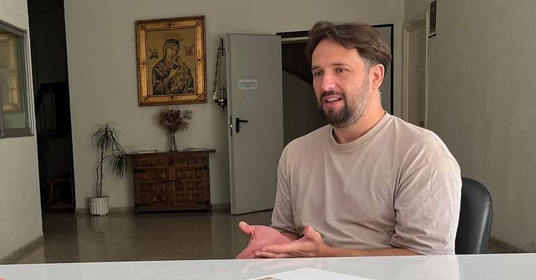 Archidiocesis de Madrid – Andrei, refugiado ucraniano autor de los murales que se integrarán en la Capilla del Vía Crucis de la parroquia Santísimo Redentor: «Me gustaría que la gente, cuando contemple las pinturas, tenga una esperanza»