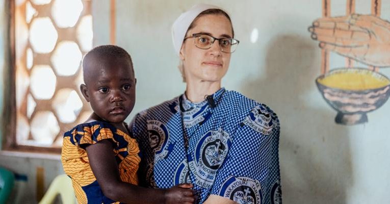 Archidiocesis de Madrid – Almudena Ríos, esclava de Cristo Rey, madrileña en Tanzania que aprendió suajili en tres semanas: «Ser misionero es dar a conocer a Cristo y enseñar a relacionarte con Él»