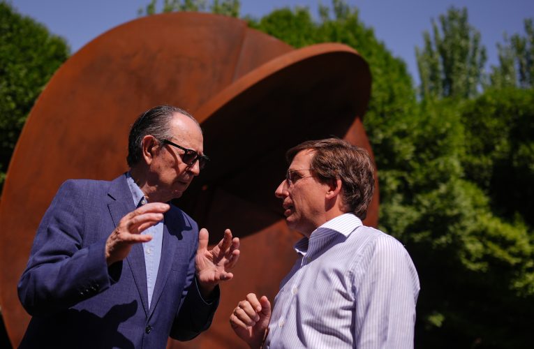 La escultura Hermes, de Rafael Canogar, estrena ubicación permanente en Carabanchel