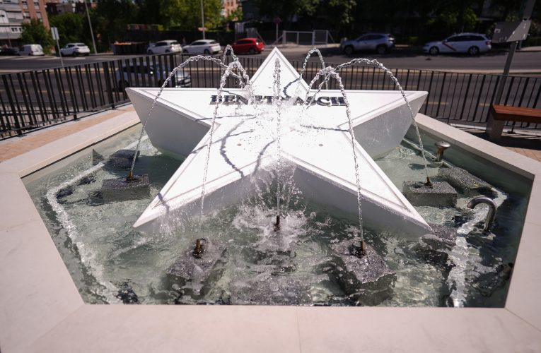 Madrid pone en funcionamiento la primera de las siete fuentes que recrearán la Osa Mayor y que rinden homenaje al escudo de la capital