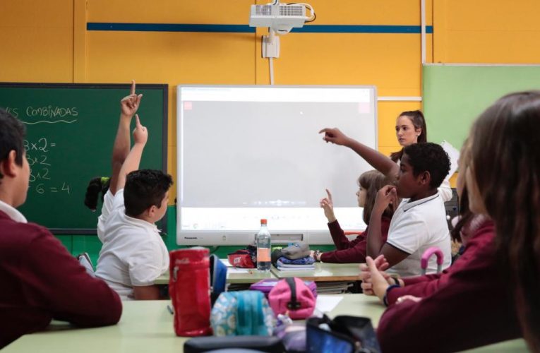 La Comunidad de Madrid incorpora 2.725 nuevos docentes a colegios e institutos públicos, casi el 50% más que el curso pasado