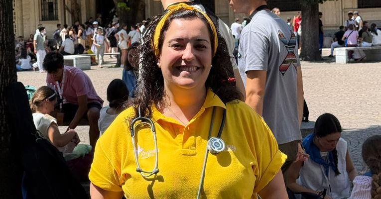 Archidiocesis de Madrid – Ana, la enfermera que acompaña a los jóvenes madrileños a Roma y voluntaria con más edad en el Jubileo: «No somos superhéroes, somos instrumentos»