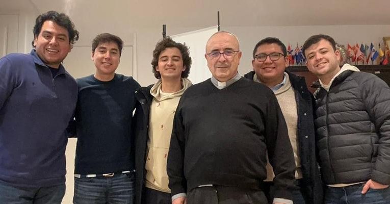 Archidiocesis de Madrid – Los jóvenes de la parroquia Santa Cruz se sufragan el Jubileo con visitas guiadas a la torre: «La mayoría de la gente termina feliz, no se imaginan que sea tan bonito»