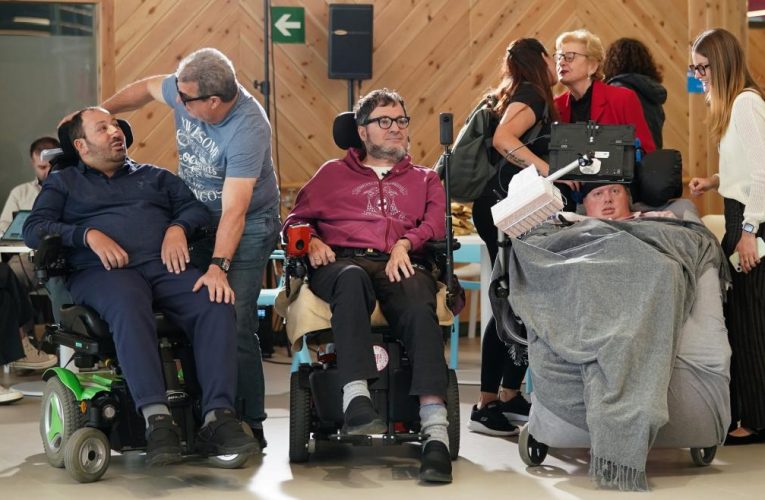 La Comunidad de Madrid invierte 2 millones para que pacientes con ELA usen dispositivos de comunicación por control de mirada