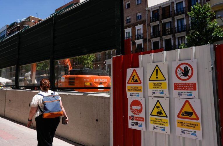 La Comunidad de Madrid sustituye las pantallas de protección en el Paseo de las Delicias para reducir el impacto de las obras de la L11 de Metro