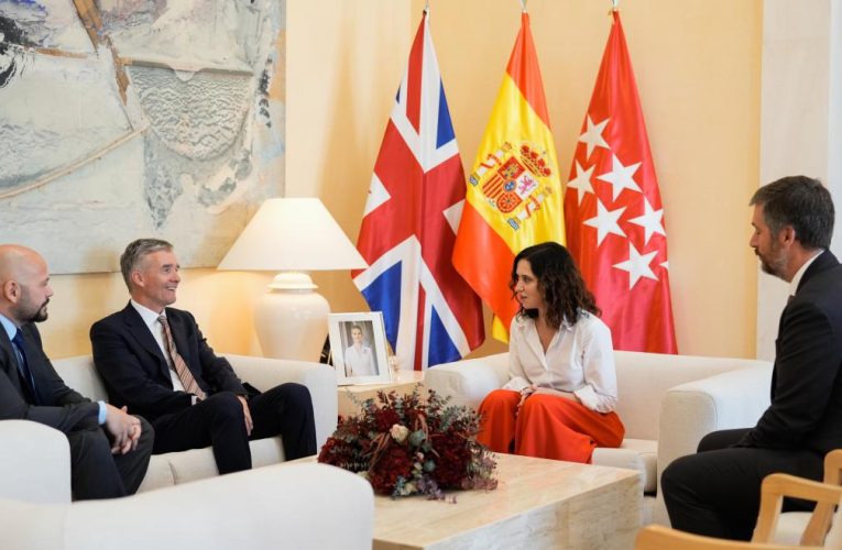 Díaz Ayuso se reúne con el embajador de Reino Unido en España para seguir estrechando relaciones políticas y comerciales