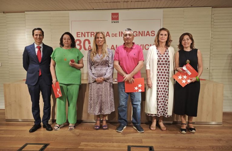 La Comunidad de Madrid reconoce la dedicación de sus empleados públicos con más de 30 años de servicio a los ciudadanos